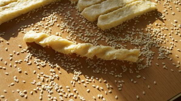 сырные палочки с кунжутом