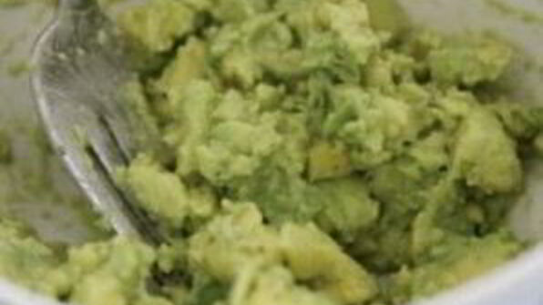 такос с гуакамоле и кукурузой