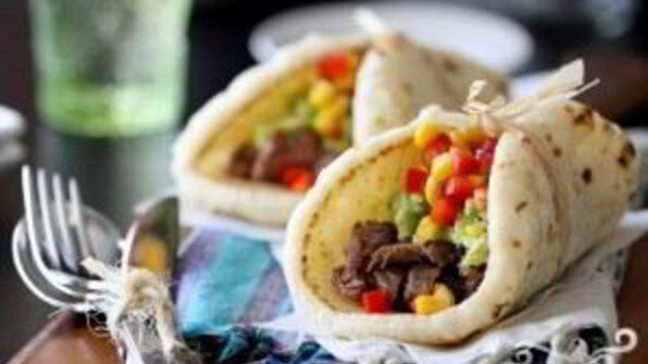 такос с гуакамоле и кукурузой