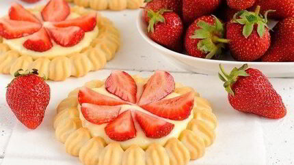 Безглютеновые тарталетки с гоголь-моголем и клубникой в шоколаде 3PAULY