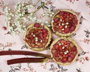 Овсяные тарталетки с клубникой и ревенем