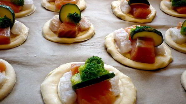 рыбные тарталетки из слоеного теста