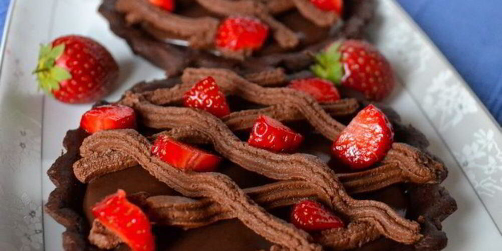 Рецепт шоколадных тарталеток с клубникой