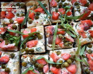 Слоеные тарталетки с копченым лососем, маскарпоне и горошком