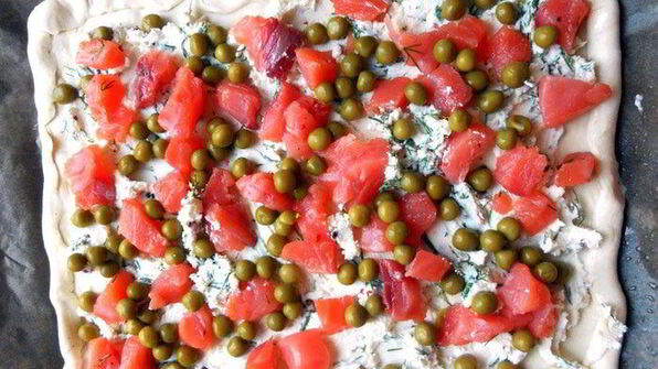 слоеные тарталетки с копченым лососем, маскарпоне и горошком