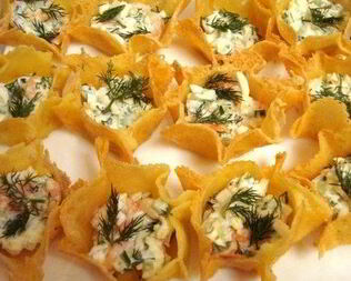 Сырные тарталетки с креветками и огурцом