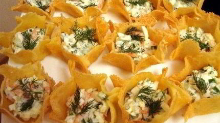 Сырные тарталетки с креветками и огурцом