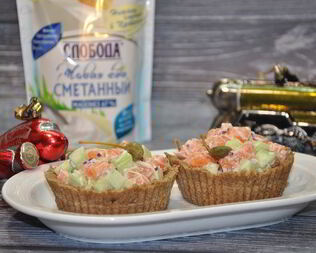 Тарталетки из отрубей с салатом из семги