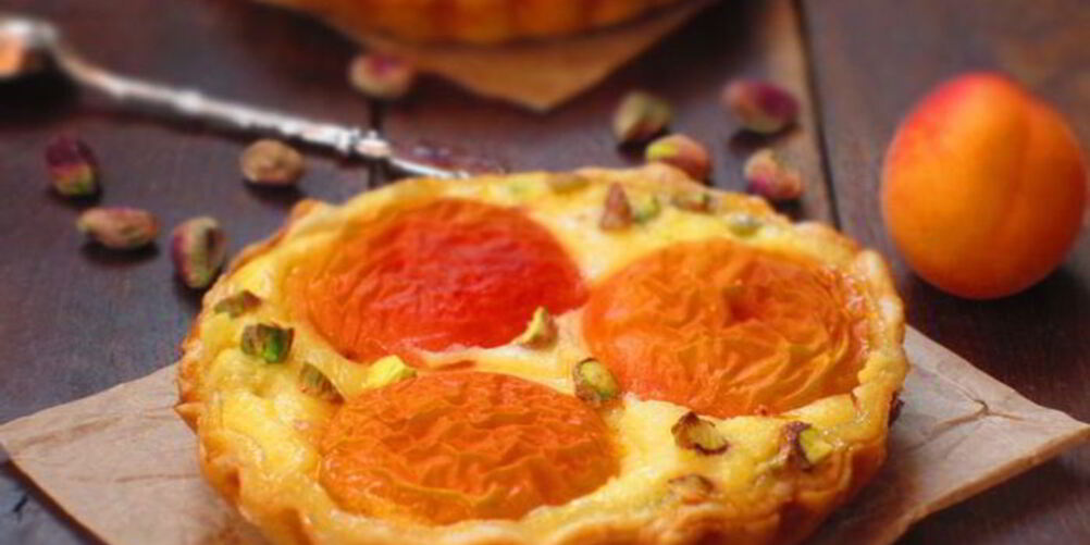 Рецепт тарталеток с абрикосами, творожным кремом и фисташками