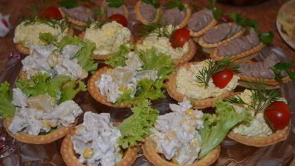 Тарталетки с ананасом и курицей