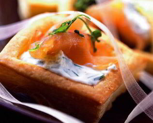 Тарталетки с копченым лососем