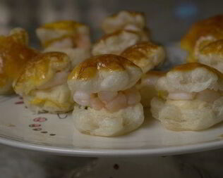 Тарталетки с креветками и соусом бешамель