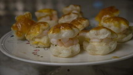 Тарталетки с креветками и соусом бешамель