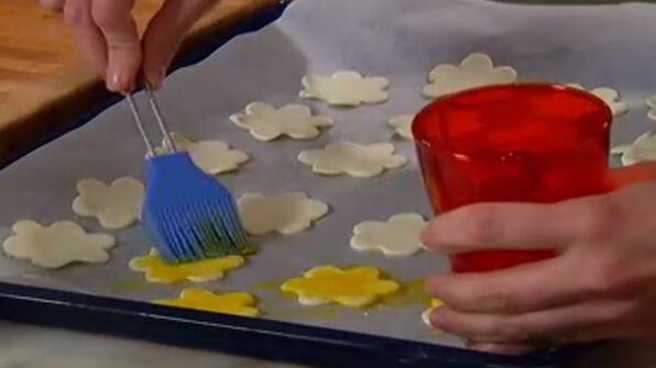 тарталетки с креветками и соусом бешамель