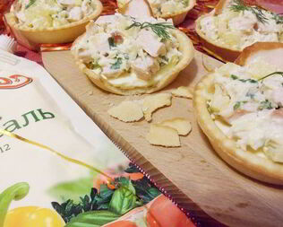Тарталетки с курицей и ананасом