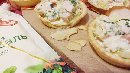 Тарталетки с курицей и ананасом