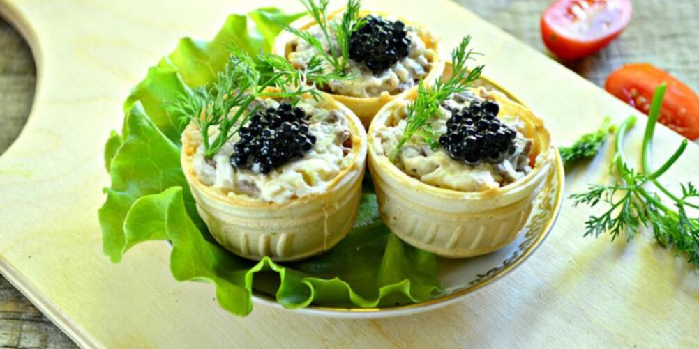 Рецепт тарталеток с пикантным салатом и черной икрой