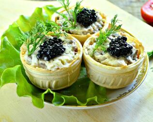 Тарталетки с пикантным салатом и черной икрой