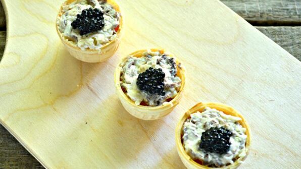 тарталетки с пикантным салатом и черной икрой