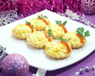 Тарталетки с пикантным салатом