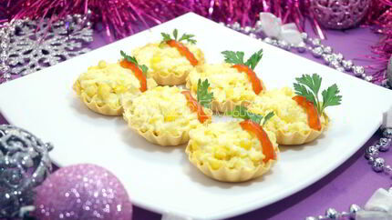 Тарталетки с пикантным салатом