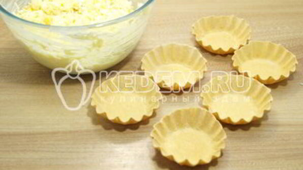 тарталетки с пикантным салатом