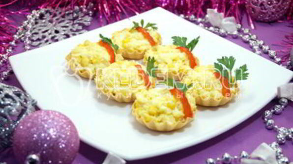 тарталетки с пикантным салатом