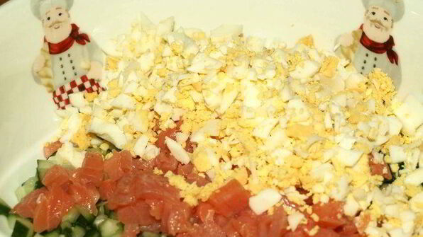 тарталетки с салатом из слабосоленой форели и красной икрой