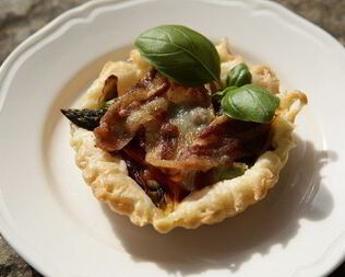 Тарталетки с шампиньонами, спаржей и сладким перцем