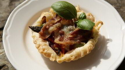 Тарталетки с шампиньонами, спаржей и сладким перцем