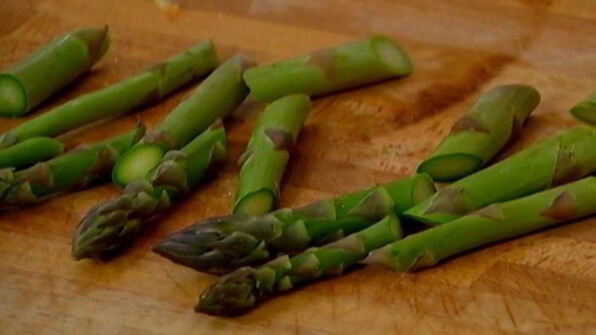 тарталетки с шампиньонами, спаржей и сладким перцем