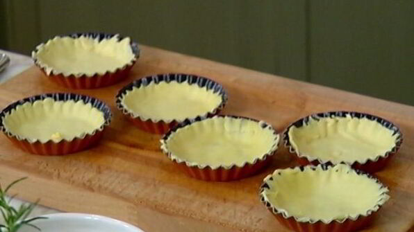 тарталетки с шампиньонами, спаржей и сладким перцем