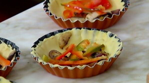 тарталетки с шампиньонами, спаржей и сладким перцем