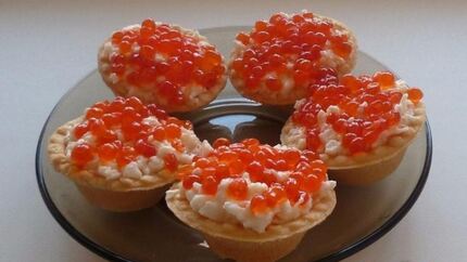 Тарталетки с сыром и икрой