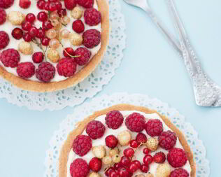 Тарталетки с ягодами и сливочно-сырным кремом