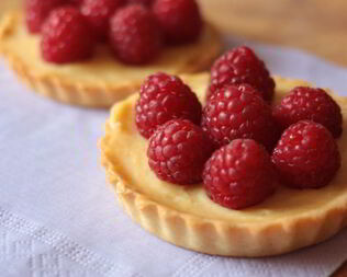 Тарталетки с заварным кремом и ягодами