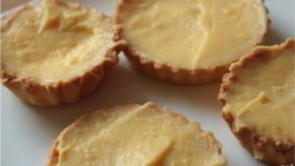 тарталетки с заварным кремом и ягодами