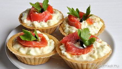 Закуска с красной рыбой в тарталетках