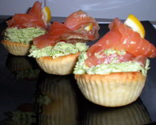 Закусочные тарталетки с рыбой и авокадо