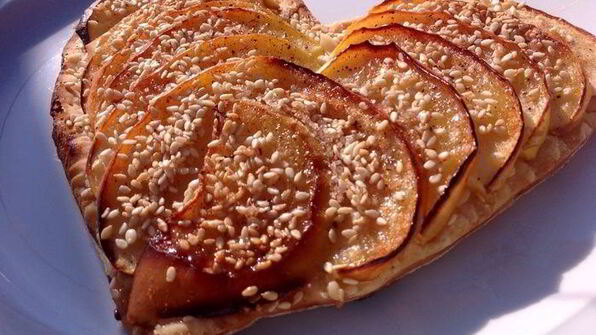 французский хрустящий тарт с яблоками и корицей