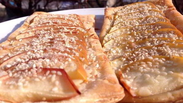 французский хрустящий тарт с яблоками и корицей