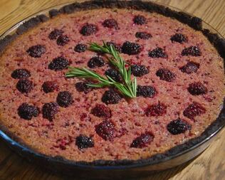 Медовый тарт с ежевикой и миндалем