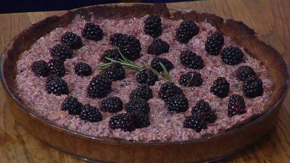 медовый тарт с ежевикой и миндалем