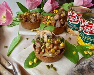 Мини-тарты с салатом из индейки и овощей