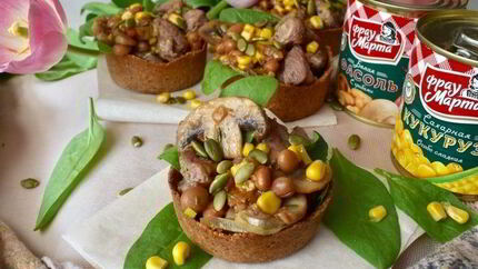 Мини-тарты с салатом из индейки и овощей