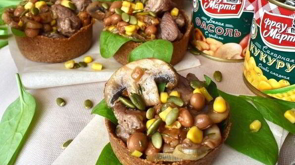 мини-тарты с салатом из индейки и овощей