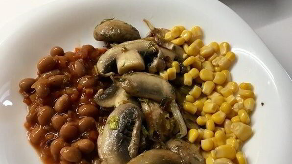 мини-тарты с салатом из индейки и овощей