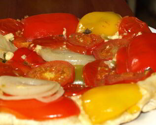 Овощной тарт с помидорами, болгарским перцем, луком