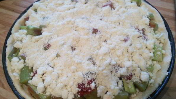 ревеневый тарт с ванильным пудингом и штройзелем