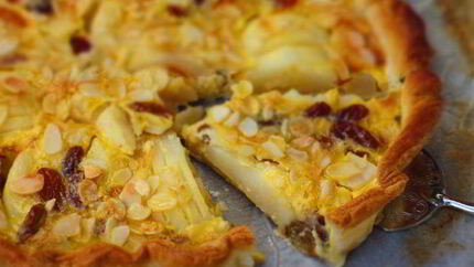 Тарт с грушами, изюмом и миндальными лепестками